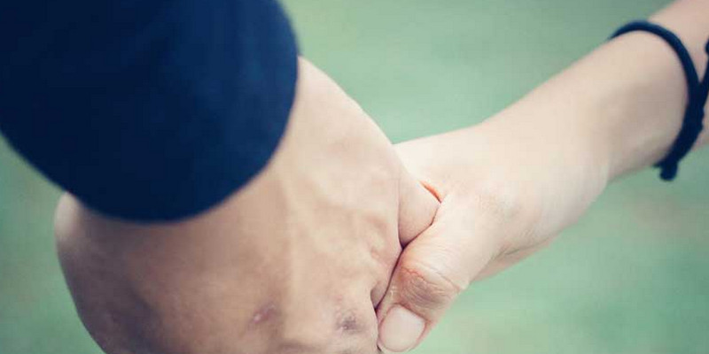 Mơ Thấy Người Mình Yêu Đơn Phương Thì Nên Đánh Con Số Nào? 2 Chiêm bao thấy người yêu đơn phương nắm tay bạn thì đánh ngay số 24, 28