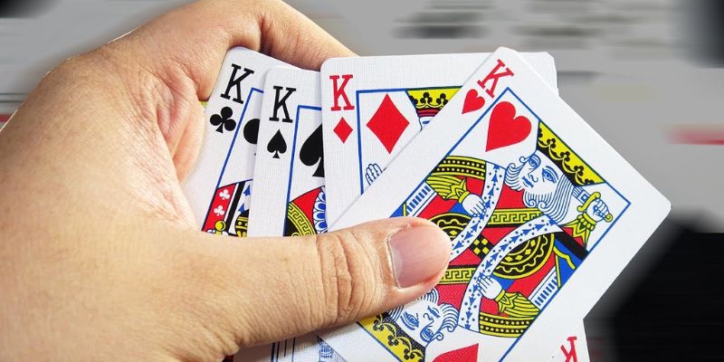 Tứ Quý Là Gì? Luật Chơi Bài Tiến Lên Mà Bạn Cần Nắm 3 Chơi bài có bộ tứ thì cần phải cẩn thận và biết cách tính toán hợp lý